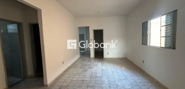 Casa com 3 Quartos para alugar, 105m² no Funcionários, Montes Claros
