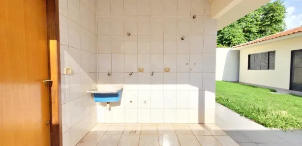 Casa com 3 Quartos para alugar, 209m² no Parque Residencial Quebec, Maringá