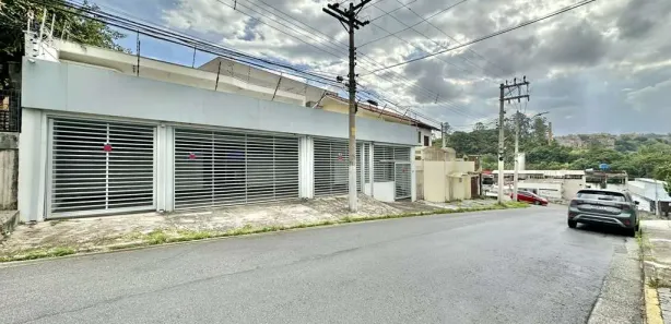 Prédio Inteiro com 8 Quartos para venda ou aluguel, 391m² no Jardim Nomura, Cotia