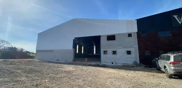 Galpão / Depósito / Armazém para alugar, 900m² no Piracangaguá, Taubaté