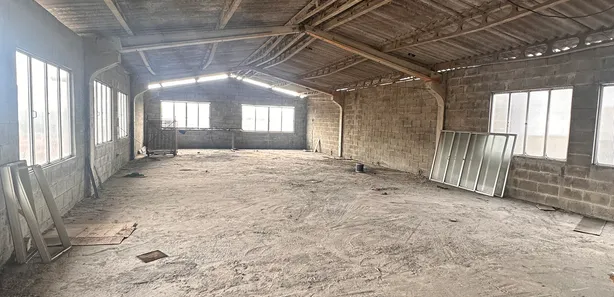 Galpão / Depósito / Armazém para venda ou aluguel, 600m² no Vila Iara, São Gonçalo