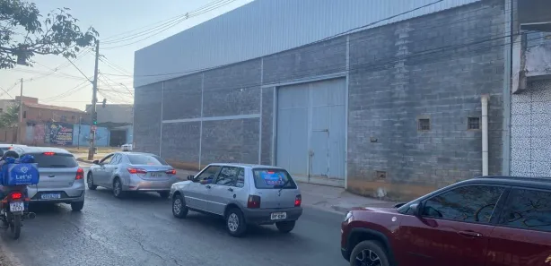 Galpão / Depósito / Armazém para venda ou aluguel, 309m² no Santa Lúcia, Montes Claros