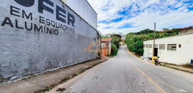Galpão / Depósito / Armazém à venda, 810m² no Niterói, Divinópolis
