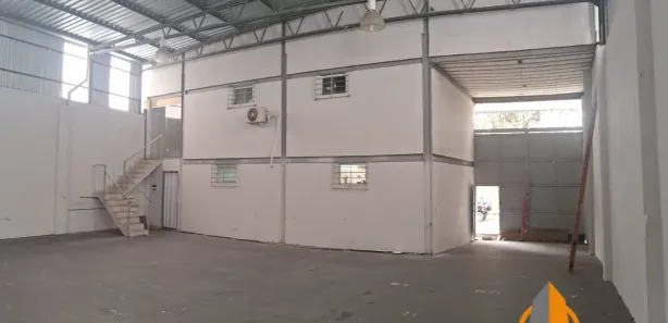 Galpão / Depósito / Armazém para venda ou aluguel, 686m² no Coelho, São Gonçalo