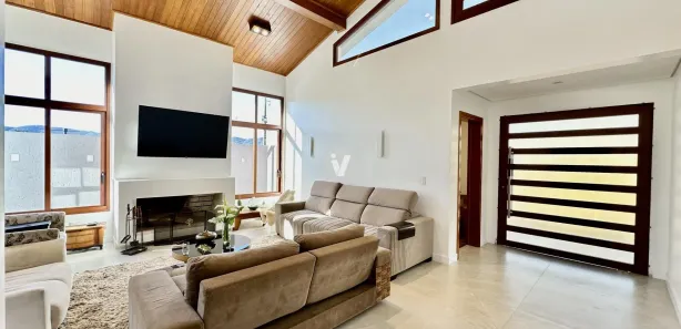 Casa de Condomínio com 3 Quartos à venda, 243m² no Camobi, Santa Maria