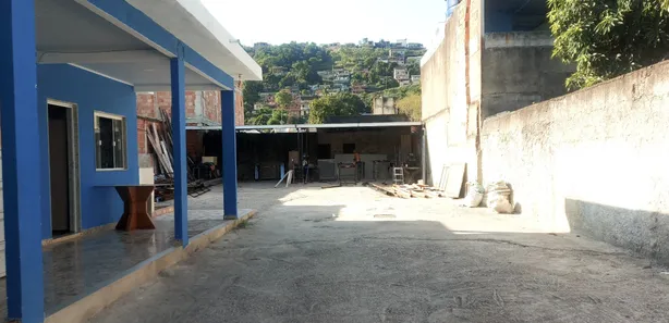 Galpão / Depósito / Armazém com 3 Quartos para venda ou aluguel, 390m² no Santa Terezinha, Mesquita
