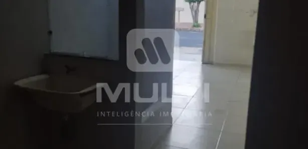 Loja / Salão / Ponto Comercial com 3 Quartos à venda, 200m² no Jardim Patrícia, Uberlândia
