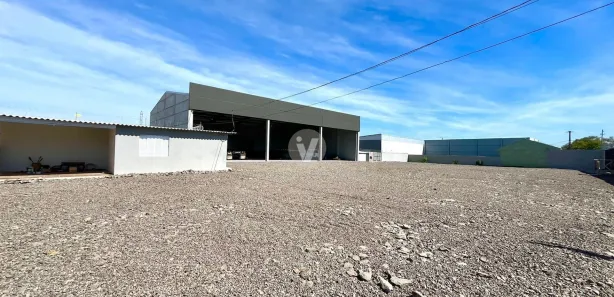 Galpão / Depósito / Armazém com 2 Quartos para venda ou aluguel, 500m² no Tomazetti, Santa Maria