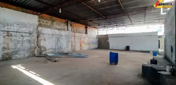 Galpão / Depósito / Armazém à venda, 700m² no Santo Antônio, Divinópolis