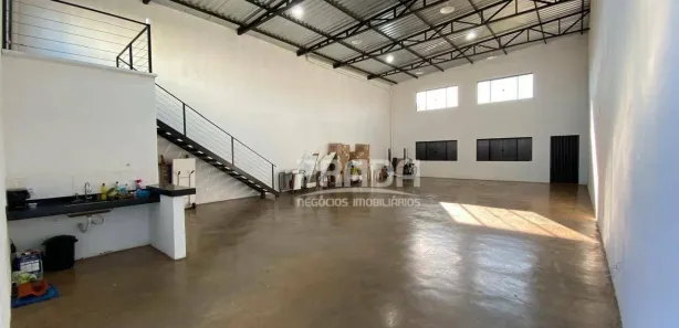 Galpão / Depósito / Armazém à venda, 170m² no Segismundo Pereira, Uberlândia
