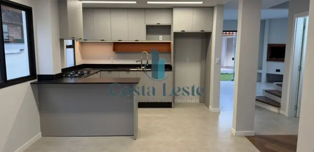 Casa com 4 Quartos para alugar, 230m² no Itacorubi, Florianópolis