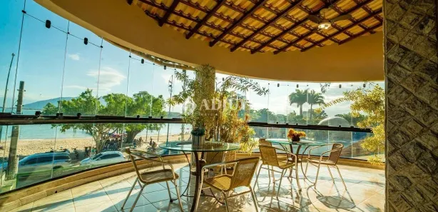 Sobrado com 4 Quartos para venda ou aluguel, 214m² no Centro, Rio das Ostras