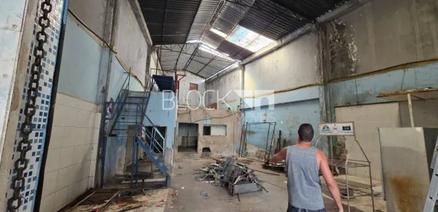 Galpão / Depósito / Armazém para alugar, 360m² no Ramos, Rio de Janeiro