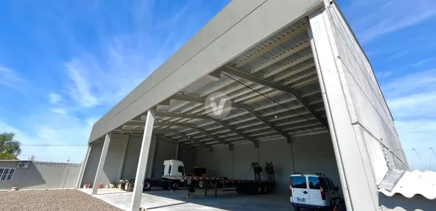 Galpão / Depósito / Armazém com 2 Quartos para venda ou aluguel, 500m² no Tomazetti, Santa Maria