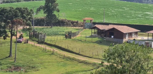 Fazenda / Sítio / Chácara com 3 Quartos à venda, 121000m² no Centro, Araucária