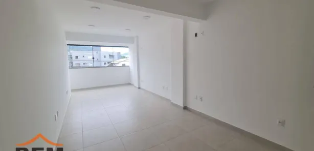 Conjunto Comercial / Sala para alugar, 32m² no Monte Alegre, Camboriú