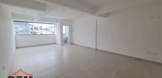 Conjunto Comercial / Sala para alugar, 40m² no Monte Alegre, Camboriú