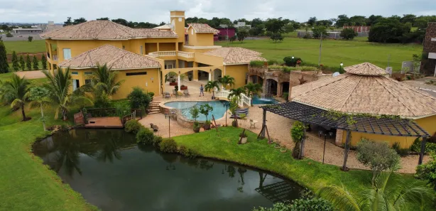 Sobrado com 4 Quartos à venda, 1200m² no , Hidrolândia
