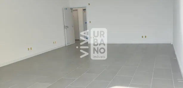 Conjunto Comercial / Sala para alugar, 56m² no Aterrado, Volta Redonda