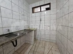 Casa com 2 Quartos para alugar, 80m² no Santa Luzia, Uberlândia - Foto 13