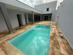 Casa com 3 Quartos para alugar, 300m² no Osvaldo Rezende, Uberlândia - Foto 23