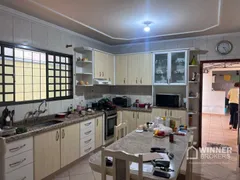 Casa com 3 Quartos à venda, 188m² no Jardim Santa Helena, Maringá - Foto 14