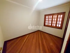 Casa com 4 Quartos à venda, 242m² no Umuarama, Uberlândia - Foto 5