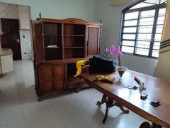 Casa com 4 Quartos para alugar, 250m² no Centro, Uberlândia - Foto 22