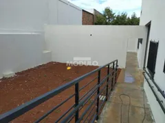 Galpão / Depósito / Armazém para alugar, 220m² no Marta Helena, Uberlândia - Foto 1
