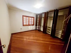 Casa com 4 Quartos à venda, 242m² no Umuarama, Uberlândia - Foto 9