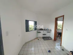 Apartamento com 2 Quartos para alugar, 40m² no Segismundo Pereira, Uberlândia - Foto 2