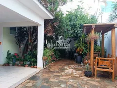 Casa com 3 Quartos à venda, 250m² no Umuarama, Uberlândia - Foto 17