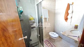 Casa com 3 Quartos à venda, 161m² no Marta Helena, Uberlândia - Foto 8