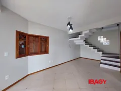 Casa com 2 Quartos para alugar, 202m² no Sambaqui, Florianópolis - Foto 3