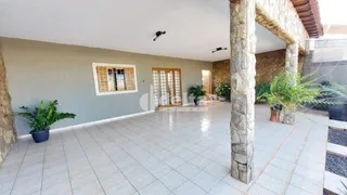 Casa com 3 Quartos à venda, 161m² no Marta Helena, Uberlândia - Foto 4