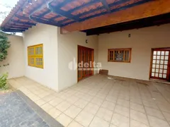 Casa com 4 Quartos à venda, 242m² no Umuarama, Uberlândia - Foto 2