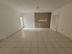 Casa com 3 Quartos para alugar, 118m² no Mansorur, Uberlândia - Foto 2