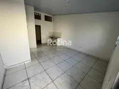 Casa com 2 Quartos para alugar, 40m² no Santa Rosa, Uberlândia - Foto 3