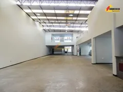 Loja / Salão / Ponto Comercial para alugar, 906m² no Centro, Divinópolis - Foto 2