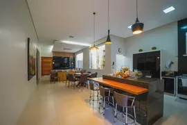 Casa de Condomínio com 3 Quartos à venda, 236m² no Residencial Carmel, Uberlândia - Foto 2