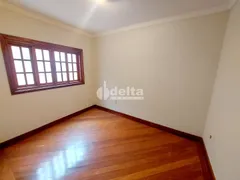 Casa com 4 Quartos à venda, 242m² no Umuarama, Uberlândia - Foto 8