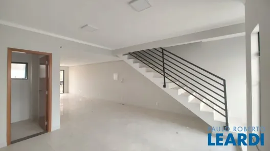 Sobrado com 3 Quartos à venda, 135m² no Jardim das Acácias, Poços de Caldas