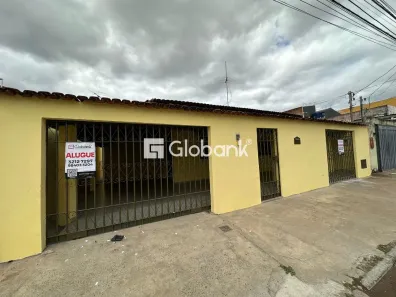 Casa com 4 Quartos para alugar, 150m² no Major Prates, Montes Claros