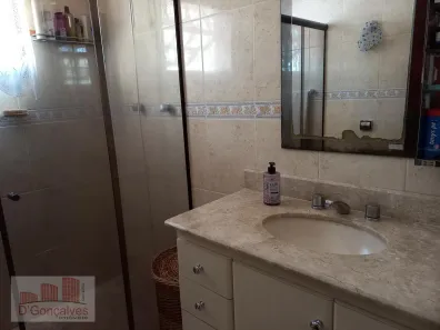 Sobrado com 4 Quartos para venda ou aluguel, 225m² no Taboão, Diadema