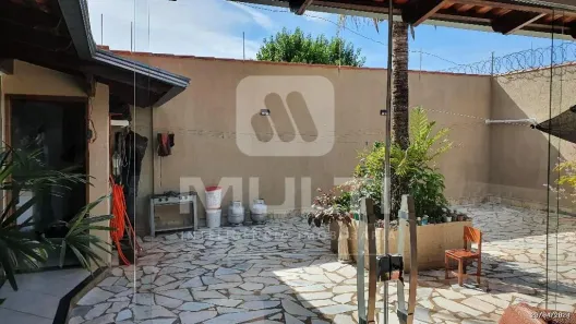 Loja / Salão / Ponto Comercial com 3 Quartos à venda, 200m² no Nova Uberlândia, Uberlândia