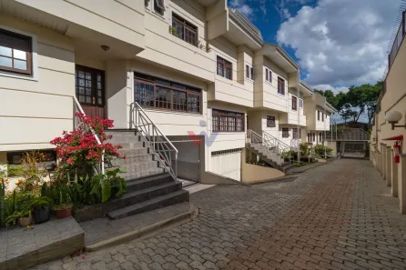 Sobrado com 3 Quartos para venda ou aluguel, 207m² no Jardim Social, Curitiba