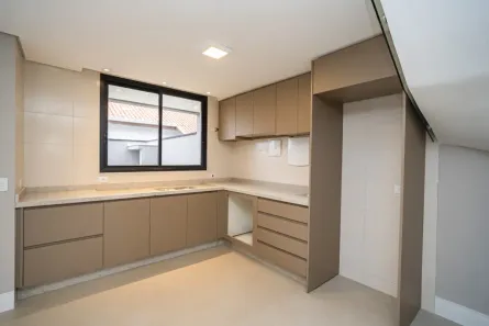 Sobrado com 3 Quartos para alugar, 167m² no Guabirotuba, Curitiba