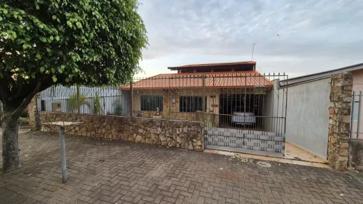 Casa com 3 Quartos à venda, 160m² no Conjunto Habitacional Maria Cecília Serrano de Oliveira, Londrina