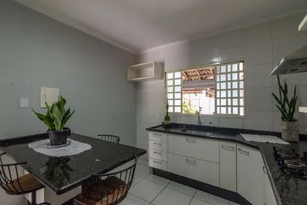 Sobrado com 4 Quartos à venda, 270m² no Vera Cruz, Londrina