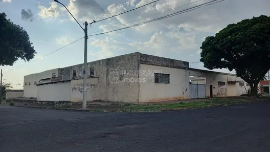 Galpão / Depósito / Armazém para venda ou aluguel, 513m² no Jardim Universal, Araraquara